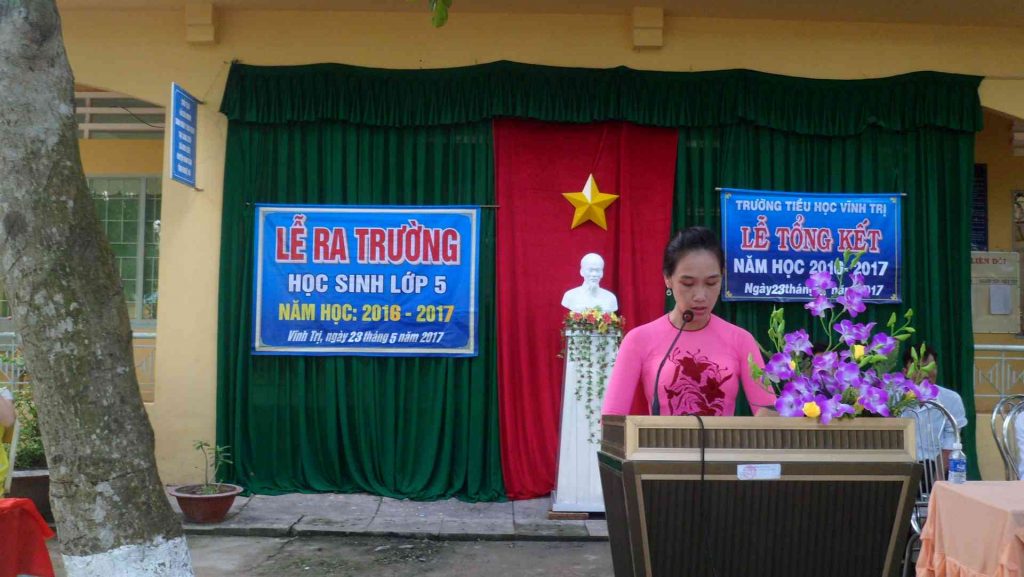 Cô Trần Thị Hồng Nhung thay mặt GV trường phát biểu cảm nghỉ nhân buổi lễ tổng kết 2016-2017 (1)